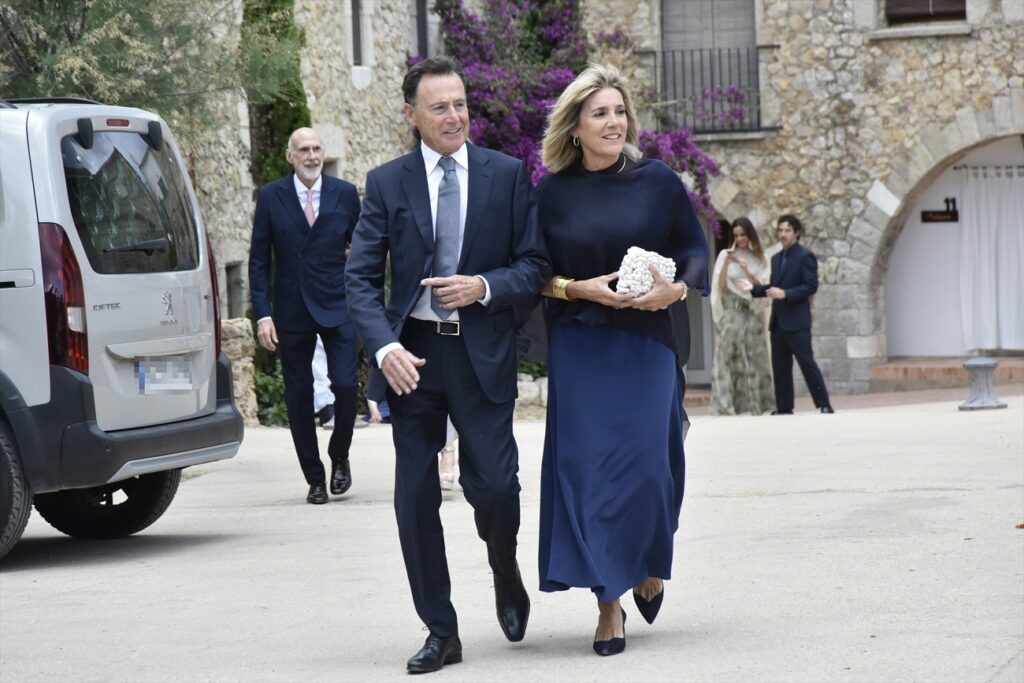Matías Prats con su novia Ruth Izcue en la boda del hijo del presentador de Antena 3