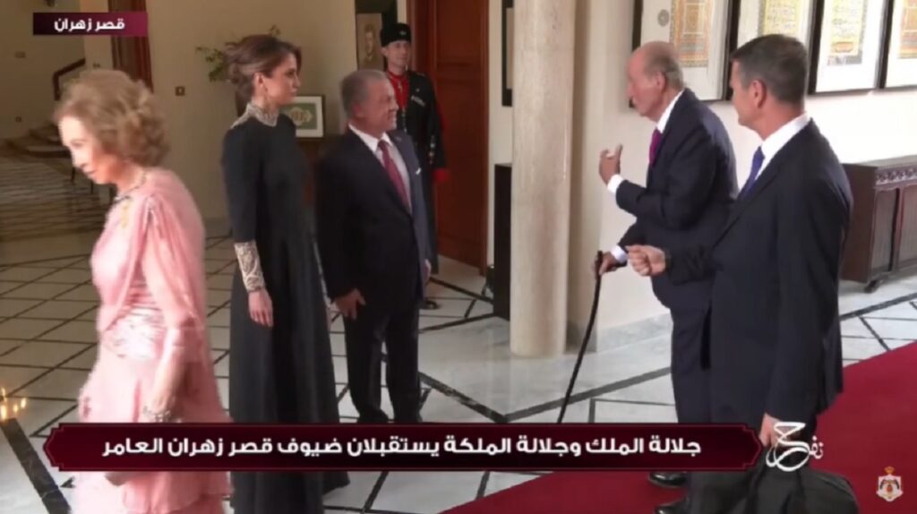 Mientras el rey Juan Carlos está hablando con el rey Abdalá, la reina Sofía se va