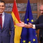 El presidente del Gobierno, Pedro Sánchez (izq), y el presidente del Consejo Europeo, Charles Michel, en una imagen de archivo.