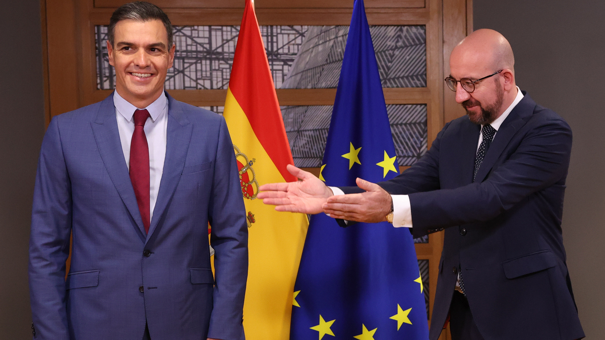 El presidente del Gobierno, Pedro Sánchez (izq), y el presidente del Consejo Europeo, Charles Michel, en una imagen de archivo.