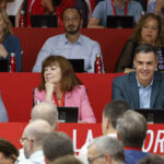 El presidente del Gobierno, Pedro Sánchez (2d) este sábado en el Comité Federal del PSOE.