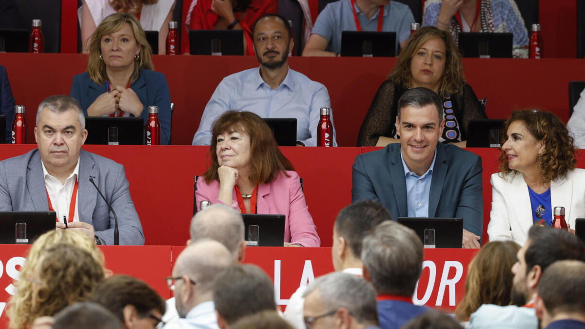 El presidente del Gobierno, Pedro Sánchez (2d) este sábado en el Comité Federal del PSOE.