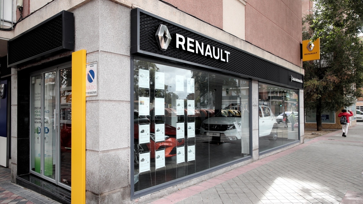 Exterior de un concesionario de Renault en Madrid el día en el que el 'profit warning' de Renault ha apuntado que prevé una caída de sus ingresos para este año de entre un 3% y un 4%,