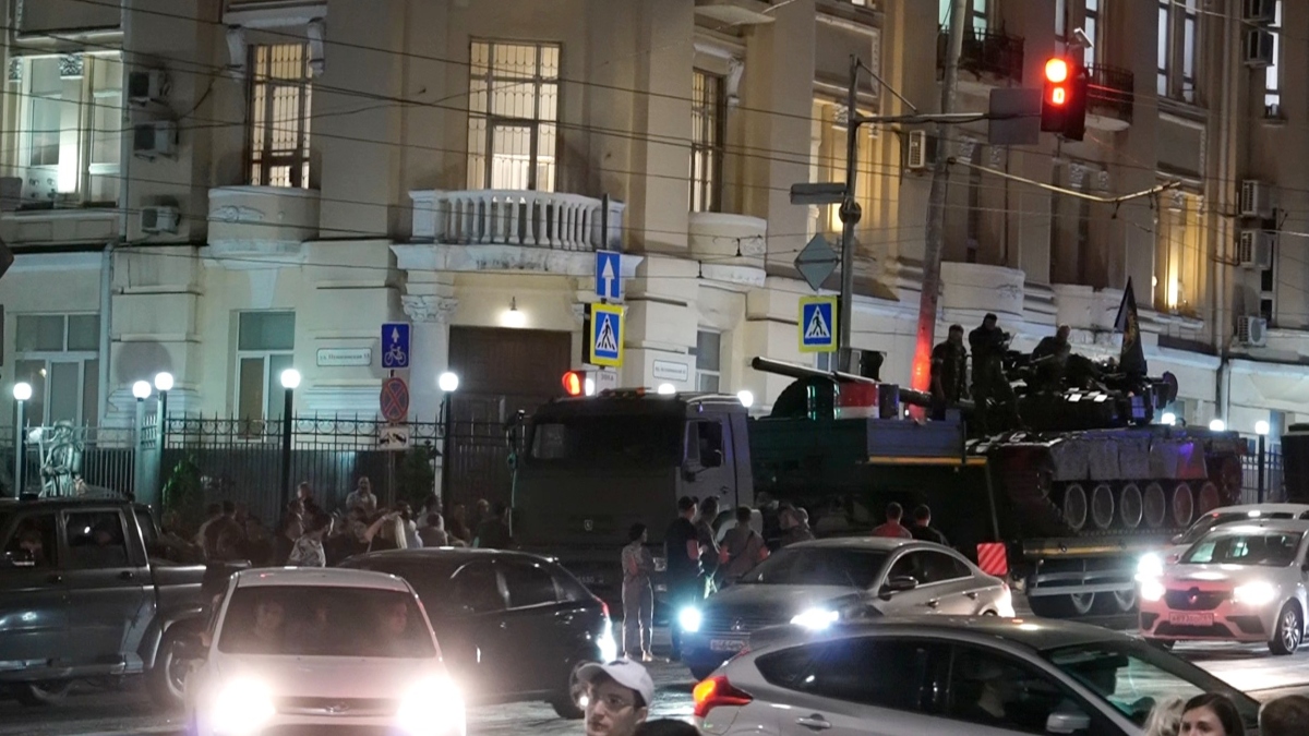 Esta imagen es capturada de un video que muestra vehículos militares preparándose para salir de Rostov-on-Don.
