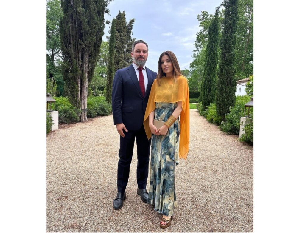 Santiago Abascal y su mujer Lidia Bedman, con un vestido de Zara de invitada perfecta para una boda