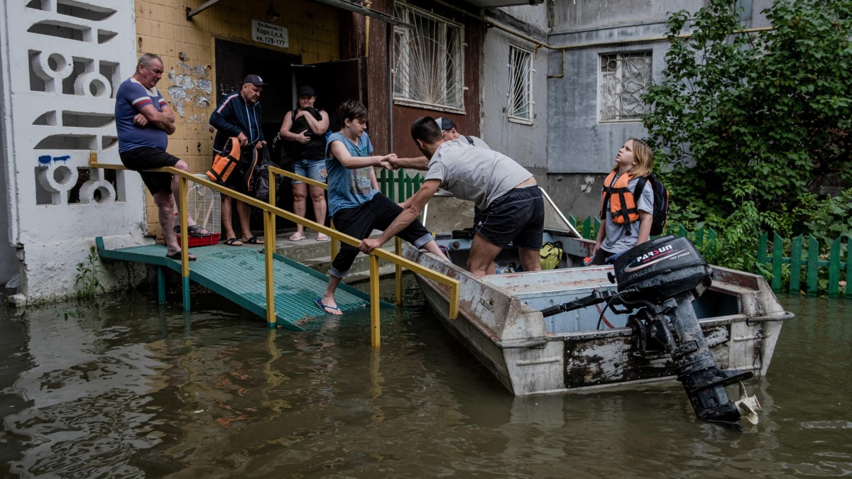 Los residentes evacuan de su edificio en un área inundada de Kherson, Ucrania