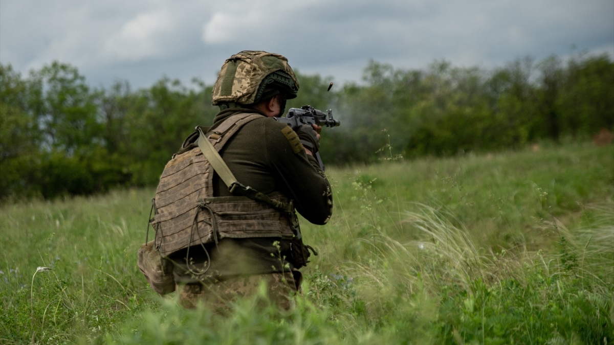 Un soldado del 2.º Batallón de la 68.ª Brigada dispara contra objetivos durante el entrenamiento de campo.
