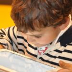 Adiós a las tablets en las aulas y niños sin móvil: ¿Estamos dando marcha atrás con la tecnología?