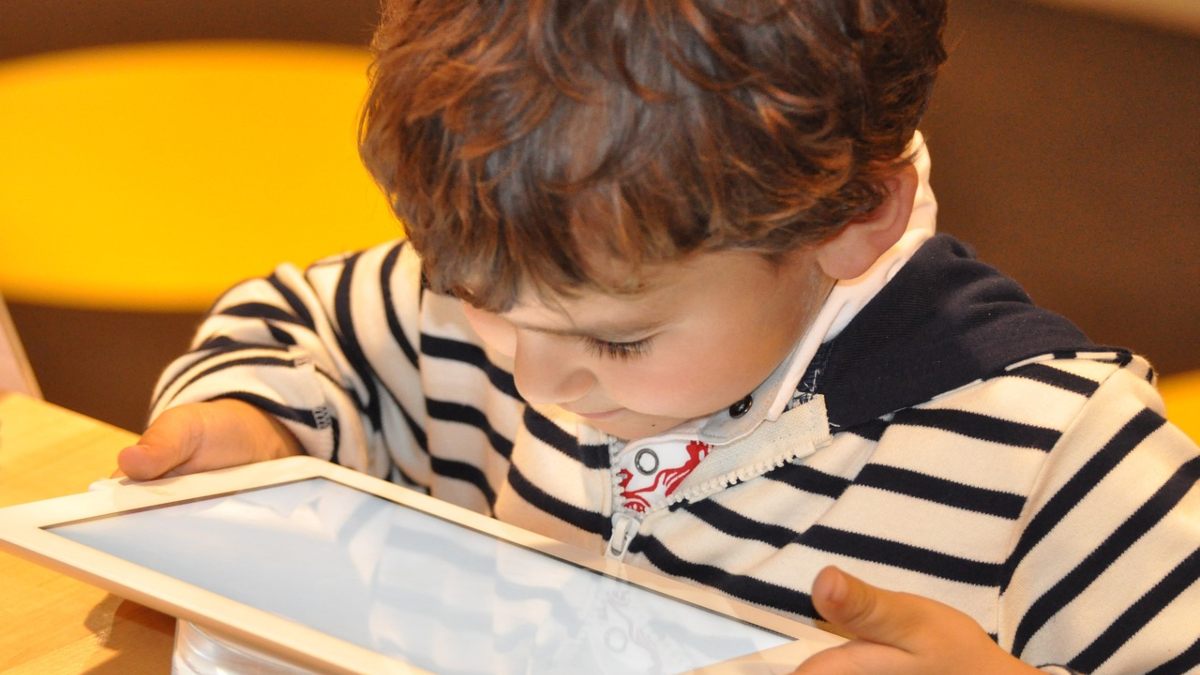 Adiós a las tablets en las aulas y niños sin móvil: ¿Estamos dando marcha atrás con la tecnología?