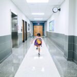 La 'paradoja' de las escuelas infantiles: ¿Por qué se quedan 10.000 niños sin plaza si no paran de cerrar?