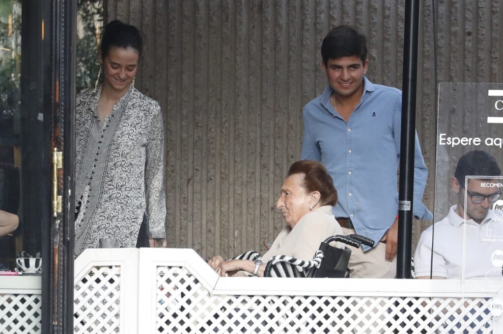 Victoria Federica de Marichalar y Juan Urquijo, hermano de Teresa Urquijo Moreno, con la infanta Margarita en 2020