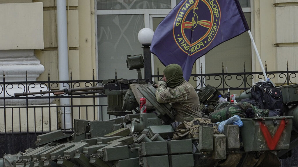 Un paramilitar del grupo Wagner el pasado sábado, durante el desafío al Kremlin en la ciudad de Rostov del Don (sur de Rusia). Fuente: EFE.