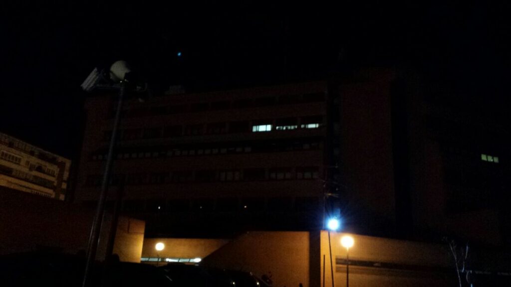 La nochevieja de 2018 en la Jefatura Superior de Policía de Madrid con la ventana del Grupo 21 iluminada