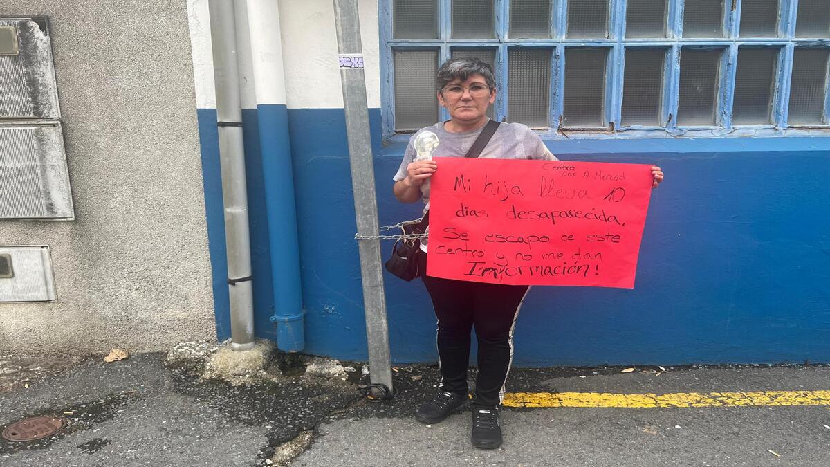 La madre que se ha encadenado a un centro de menores en Ferrol