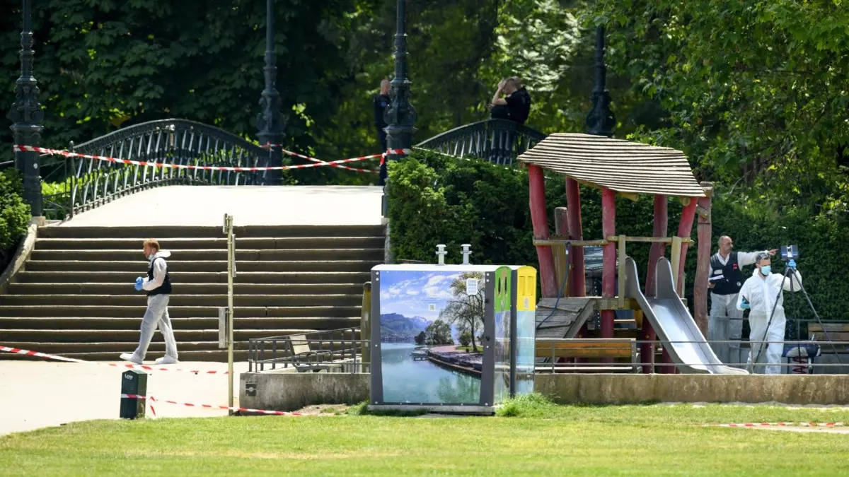 Policía en el lugar donde varios niños han sido apuñalados en un parque de Annecy, en los Alpes franceses