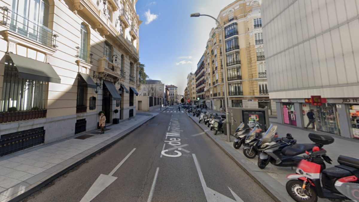 Atropello múltiple: un coche enviste a tres personas tras chocar con un taxi junto al mercado de Barceló