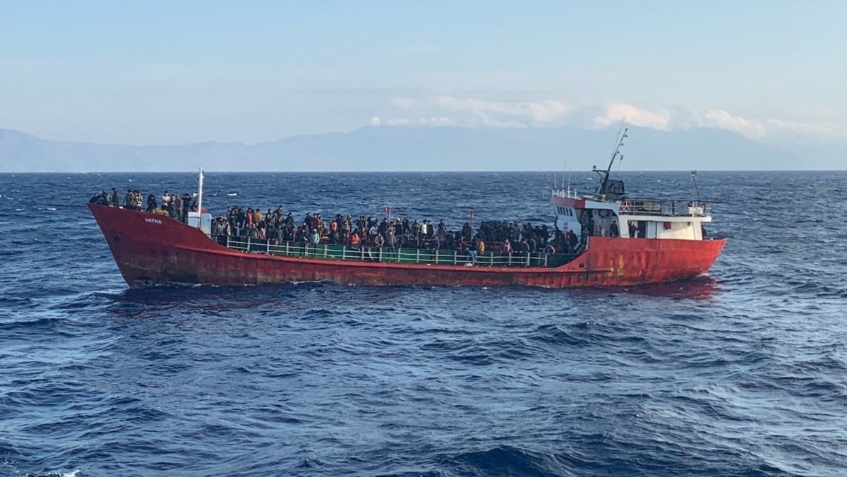 Rescatados cerca de 70 migrantes por un buque mercante frente a la isla de Leros, en Grecia