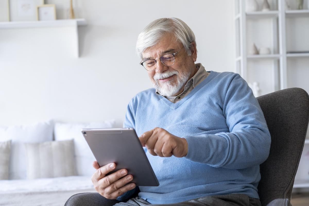 Imagen de un hombre mayor mirando una tablet