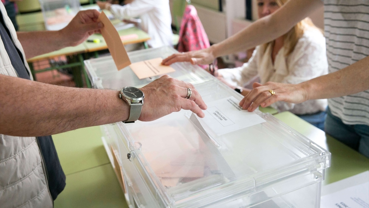 Un ciudadano deposita su voto en una urna electoral