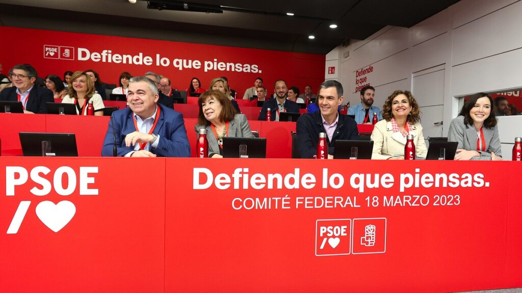 Moncloa ordena al PSOE llevar la crisis con Milei a todos los ayuntamientos para tensionar al PP