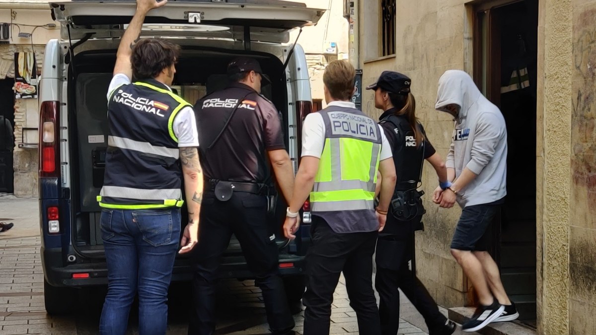 Detenido un hombre tras caer su pareja de un segundo piso en Logroño