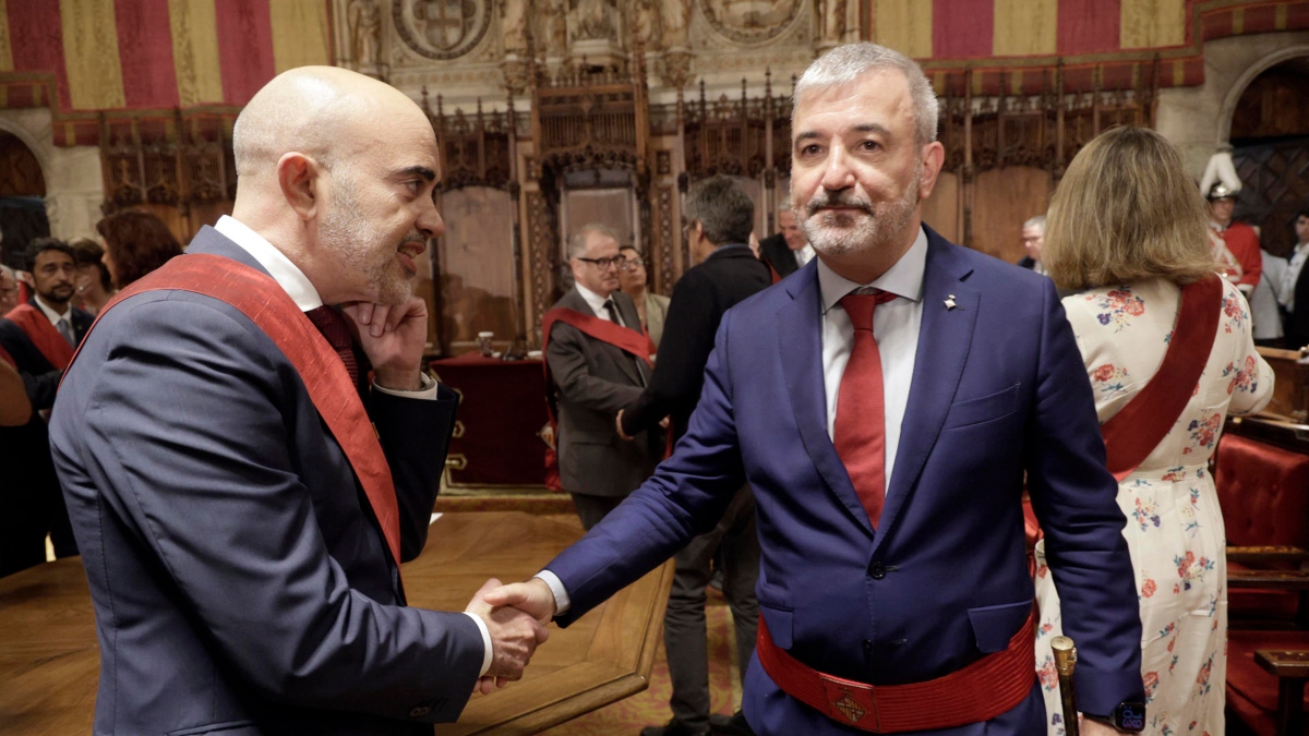 El socialista Jaume Collboni saluda al candidato del PPC, Daniel Sirera