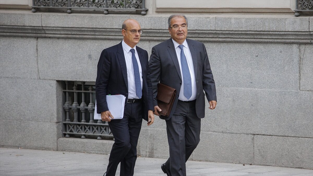 El expresidente del Banco Popular Ángel Ron y su abogado José Antonio Choclán