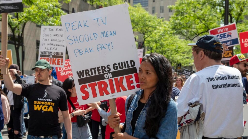 Una manifestante de la huelga de guionistas de Hollywood
