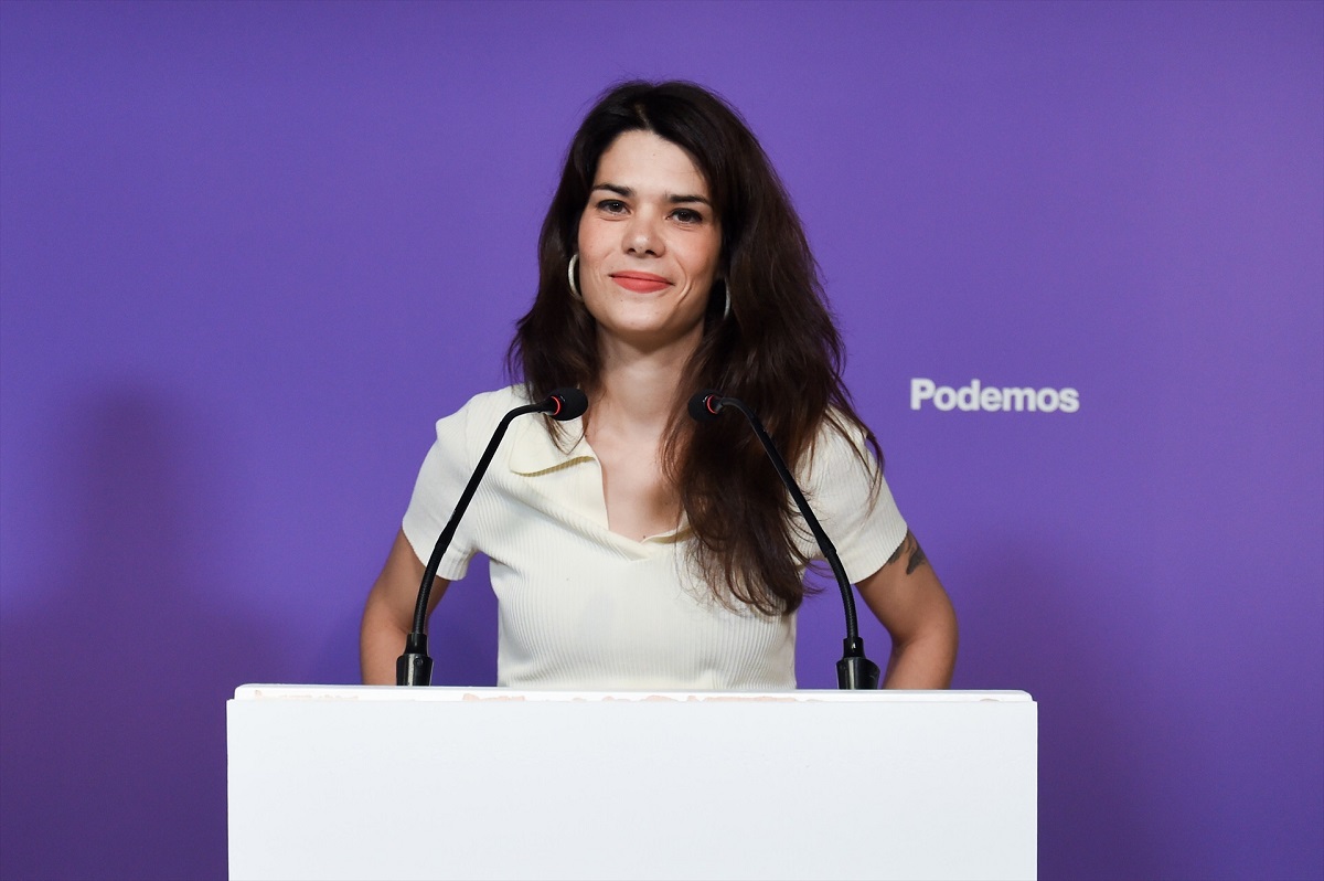 La portavoz de Podemos, Isa Serra, ofrece una rueda de prensa, en la sede de Podemos