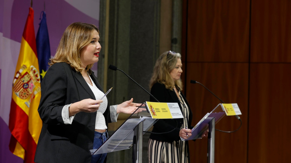 La secretaria de estado de Igualdad, Ángela Rodríguez (i), y la delegada del Gobierno contra la Violencia de Género, Victoria Rosell (d)