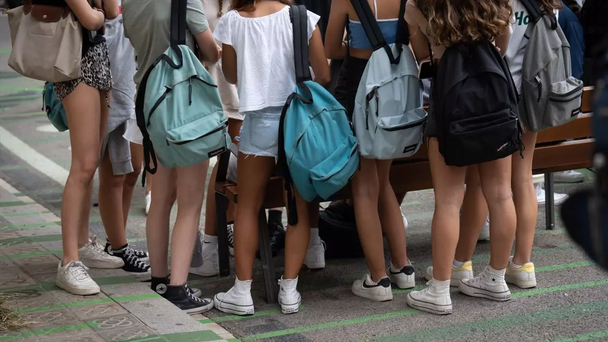 Un colegio catalán restringe el acceso de la maestra de castellano al aula si no va a dar clase