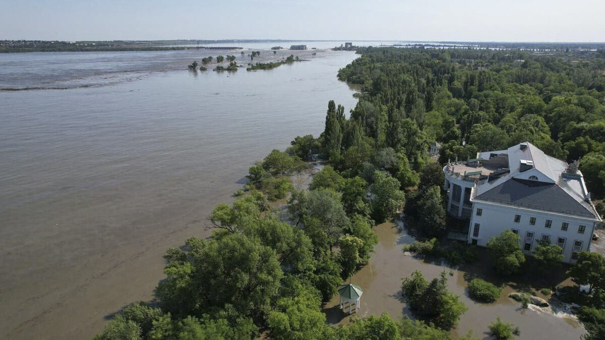 Imagen de las inundaciones en Nueva Kajovka, ciudad ocupada donde hay un gobierno instalado por Moscú