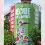 Vox despliega una lona en el centro de Madrid en la que tira a la basura la bandera LGBTI y el logo feminista
