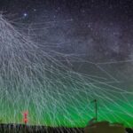 Recreación artística del Observatorio Pierre Auger y una lluvia de rayos cósmicos