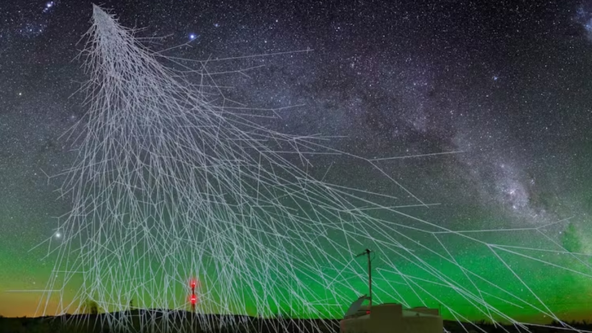 Recreación artística del Observatorio Pierre Auger y una lluvia de rayos cósmicos