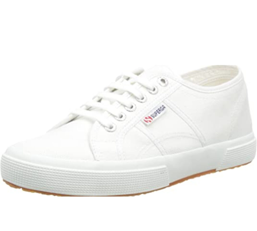 Las zapatillas blancas de hombre que necesitas para combinar con todos tus  looks este verano