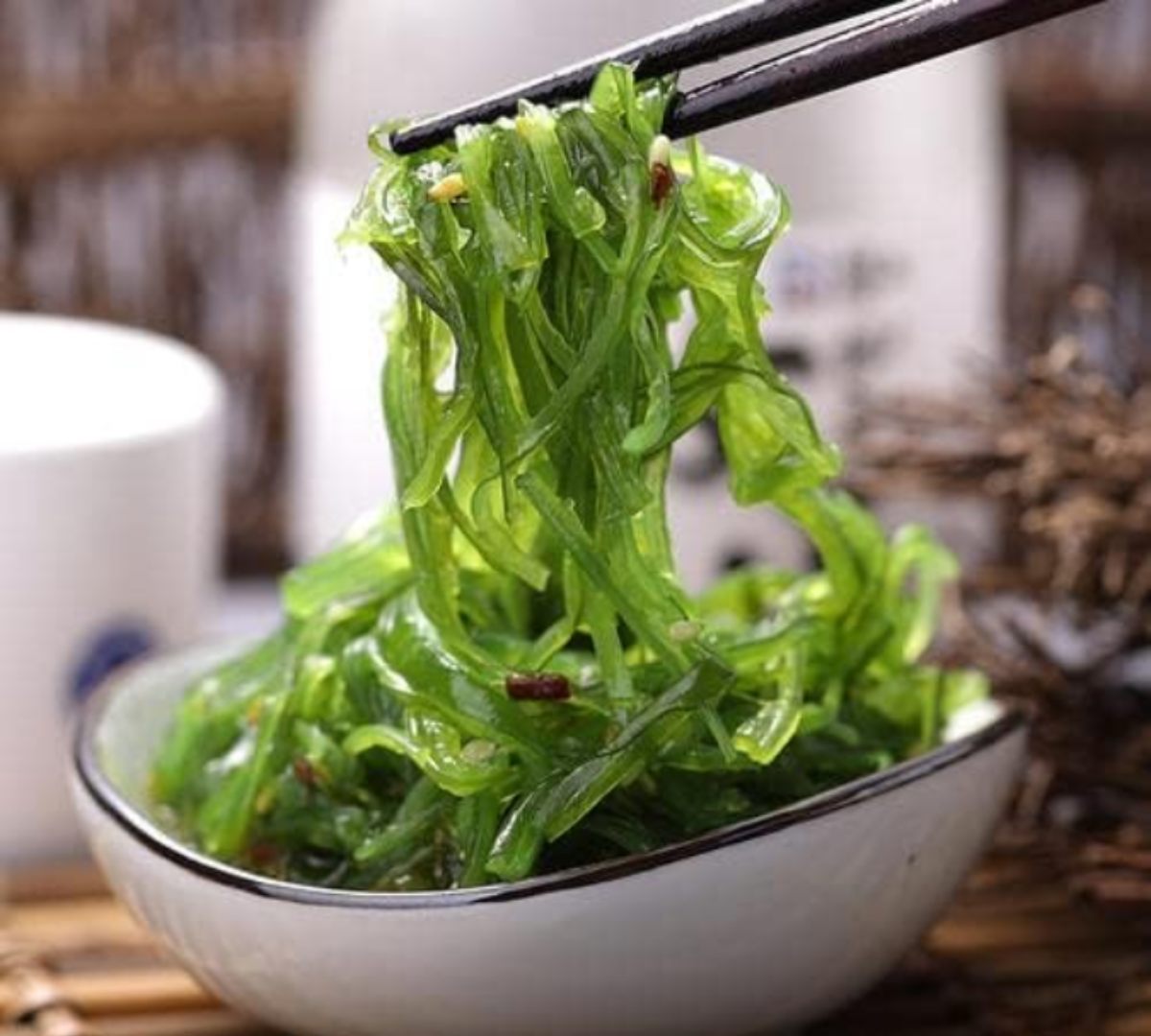 Un plato hecho con alga wakame