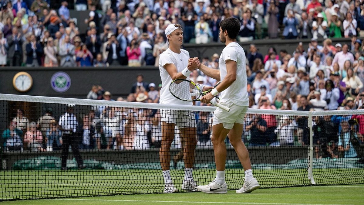 Alcaraz y Rune se saludan tras disputar los cuartos de final de Wimbledon