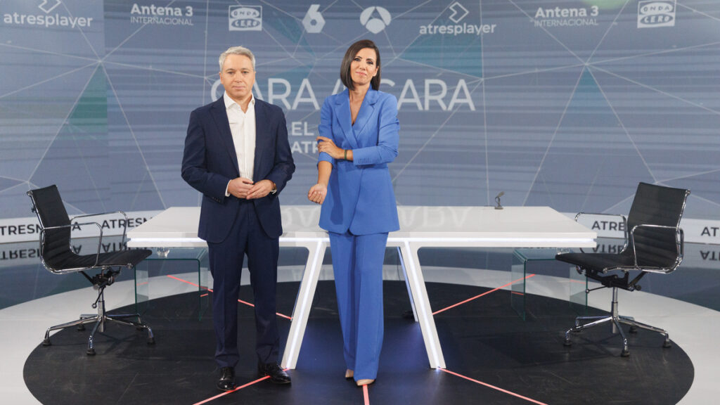 Los presentadores Ana Pastor y Vicente Vallés durante en el plató del 'Cara a Cara.