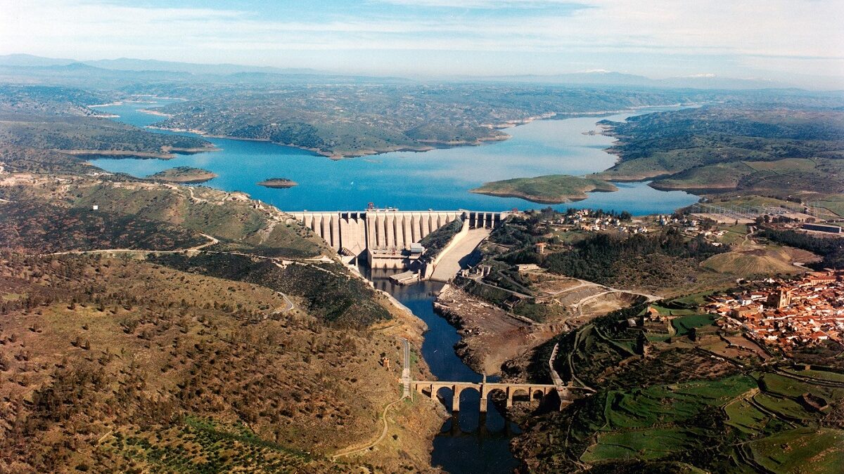 Dentro de la presa de Alcántara: la segunda mayor central de España sigue a toda máquina en plena sequía