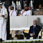 Mohamed bin Salman, príncipe de Arabia Saudí; junto con el Infantino, presidente de la FIFA; y Al-Thani, jeque de Qatar.