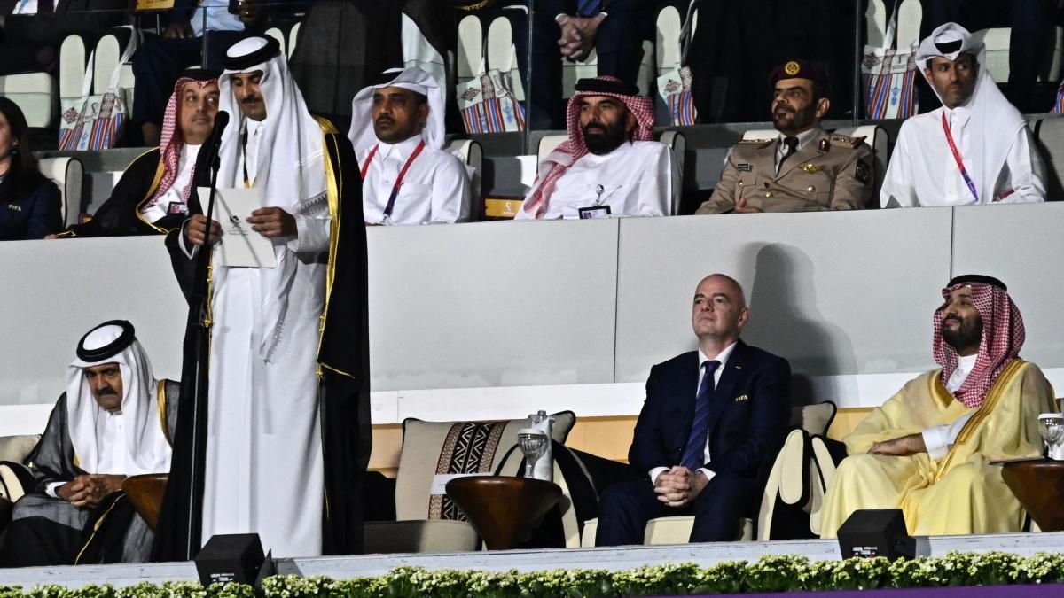 Mohamed bin Salman, príncipe de Arabia Saudí; junto con el Infantino, presidente de la FIFA; y Al-Thani, jeque de Qatar.