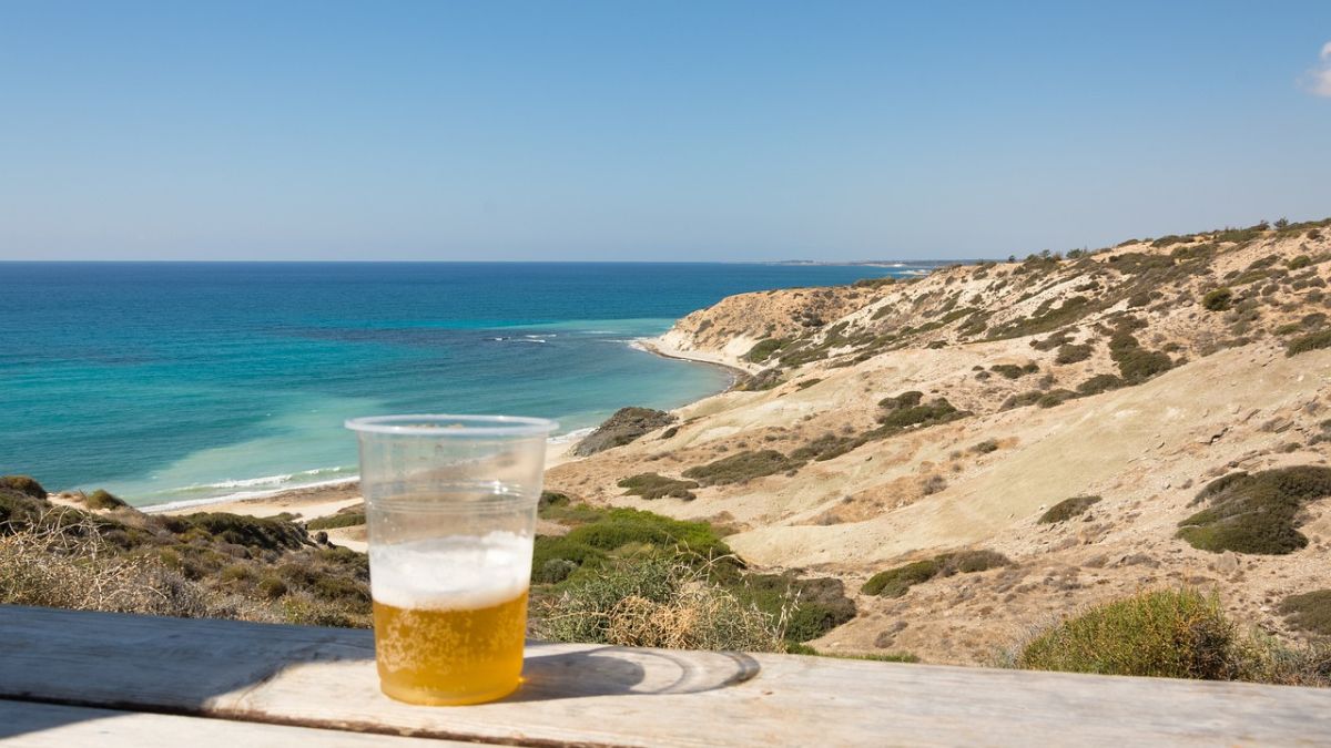 Esta es la playa de España donde es más barato beber cerveza.