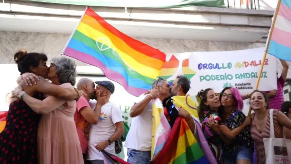 Teresa Rodríguez se besa con una candidata de Adelante ante una sede de Vox.