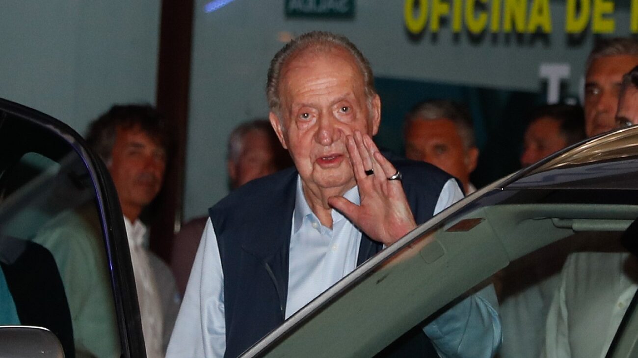 El rey Juan Carlos luce un anillo negro con propiedades ocultas