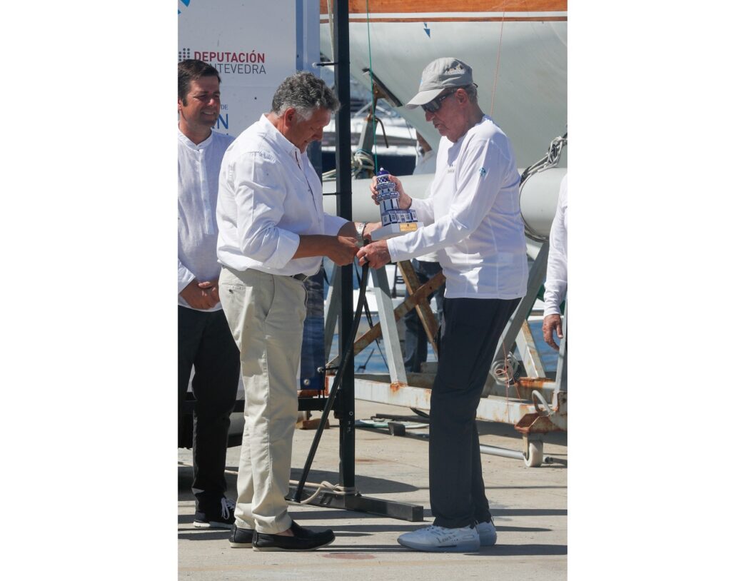 El rey Juan Carlos recibe un trofeo por las regatas de Sanxenxo 2023