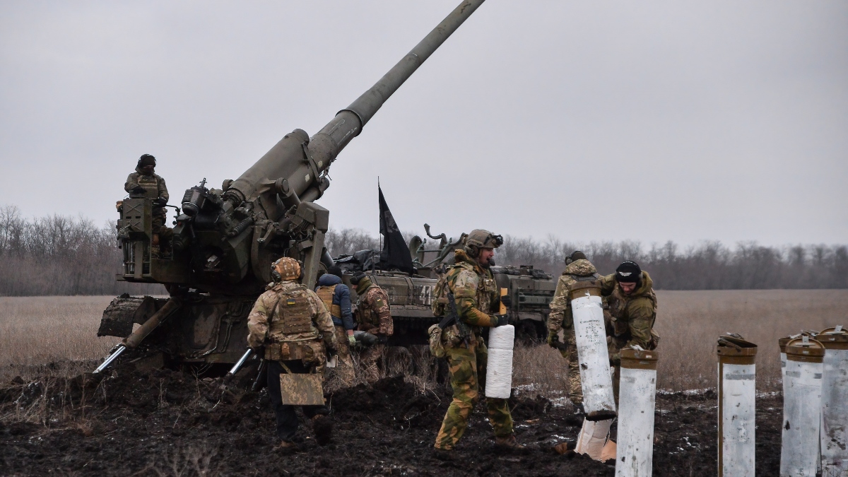 Las tropas ucranianas se preparan para disparar