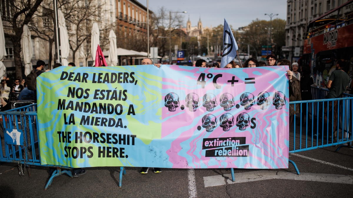 Un grupo de personas pertenecientes al colectivo Rebelión o Extinción (XR) durante una manifestación
