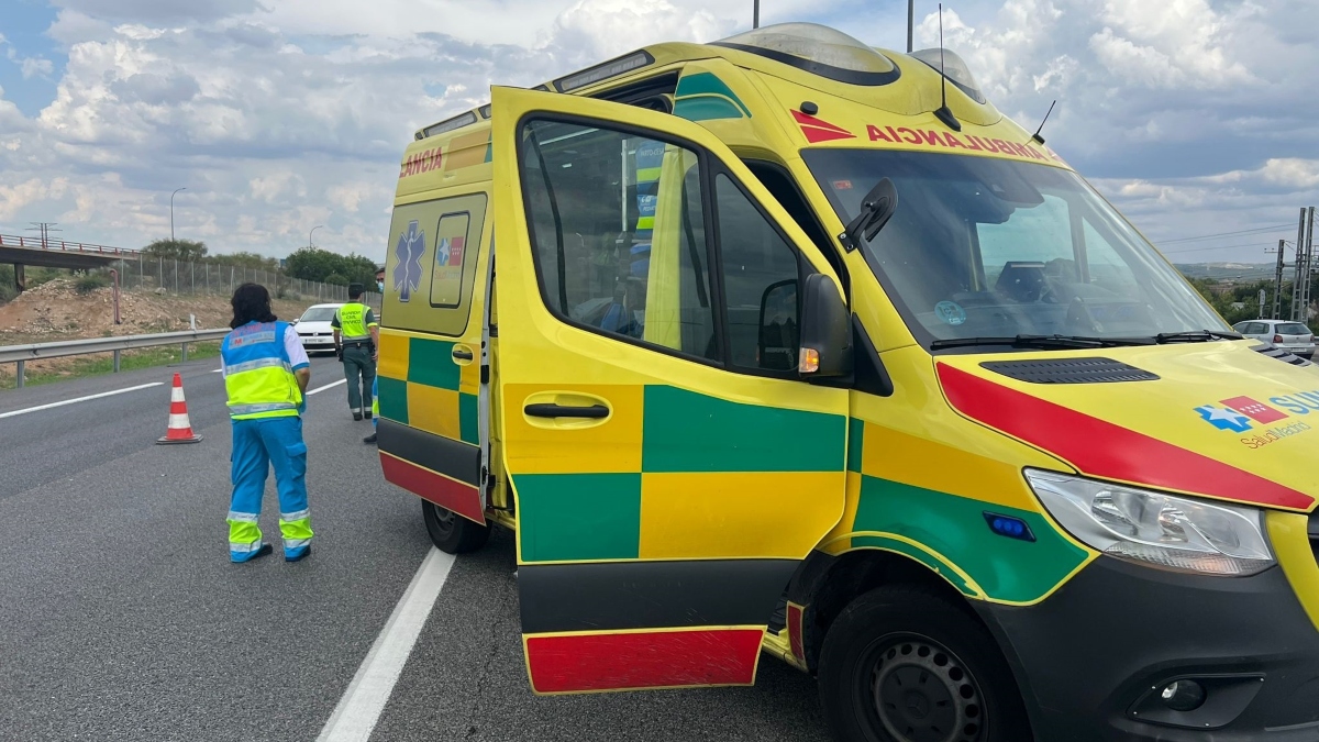 Ambulancia en carretera en imagen de archivo