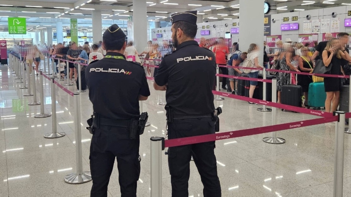 Agentes de policía en el aeropuerto de Palma.